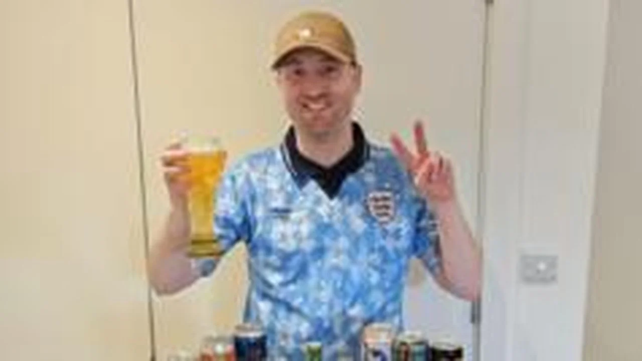 英格兰球迷GusHully收集48国啤酒：数据趋势揭示世界杯文化变迁